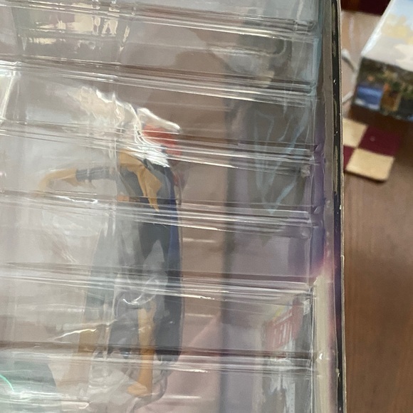 DC Multicolor Catwoman Collectible Figure - Picture 6 of 9